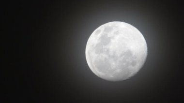 Gece gökyüzünde dolunay kadeh