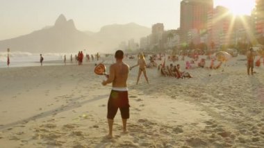 Rio De Janeiro, Brezilya - Haziran 2013: Corcovado mountin çevreleyen Rio de janeiro şehrinin hava atış. Dağın tepesine İsa heykeli ile atış içerir.
