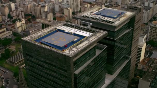 リオデジャネイロの高層ビルの非常に詳細な空中写真 2つの塔の屋上着陸地点もキャプチャされます — ストック動画