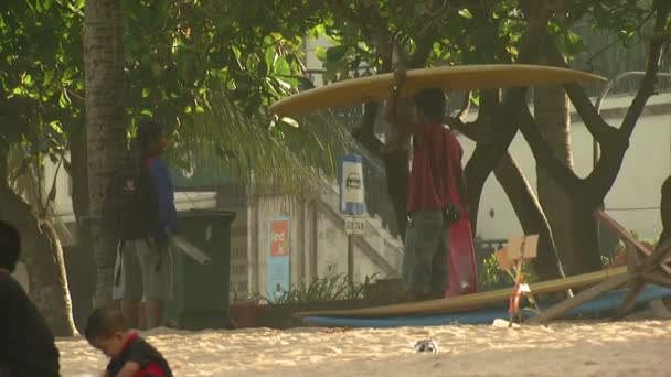 Bali Indonesien 2013 Weite Aufnahme Von Jungs Mit Surfbrettern Bali — Stockvideo