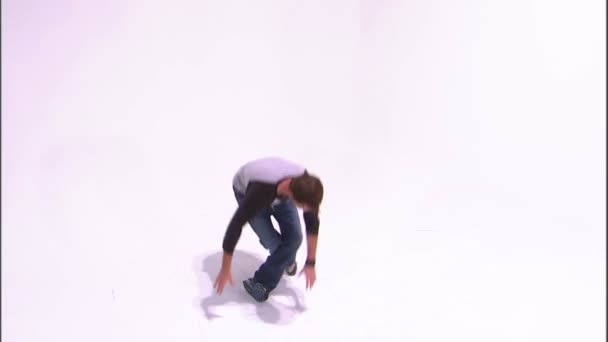 广角镜头下的一个白色的屏幕上休息的舞者 — 图库视频影像