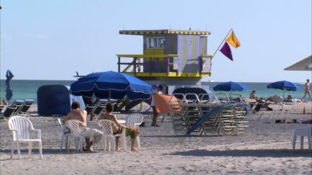 Miami Beach Sandalyeler Cankurtaran Gözetleme Kulesi Oturan Kişi Ile Bir — Stok video