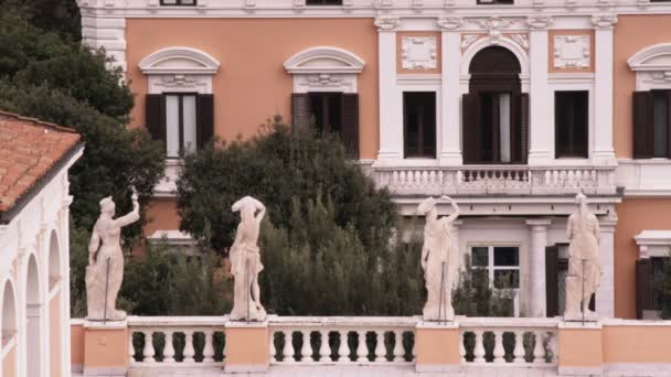 Tiro Estátuas Telhado Edifício Roma Itália — Vídeo de Stock