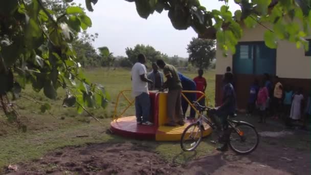 Çocukların Neşeli Git Afrika Yuvarlak Üzerinde Oynarken Geniş Çekim — Stok video