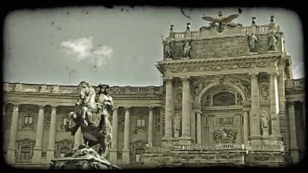 Ujęcie Pomnika Przed Budynkiem Wiedniu Starodawny Stylizowane Klip Wideo — Wideo stockowe