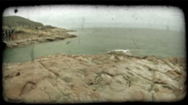 Lente Ângulo Largo Oceano Sobre Algumas Rochas Itália Vintage Clipe — Vídeo de Stock
