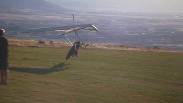 Osoba Która Jest Paralotniarstwa Zbliża Się Lądowania Wzgórzu Spowalnia Następnie — Wideo stockowe