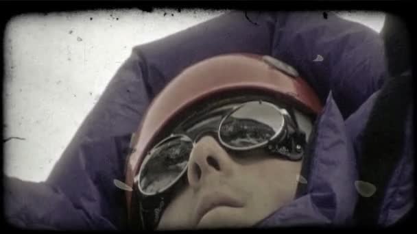 지형을 반영하는 선글라스를 착용하고 코트와 헬멧을 포함한 장비를 착용한 등반가의 — 비디오