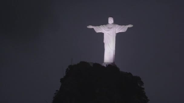 在里约热内卢 2013 加快的圣像 镜头在晚上 巴西里约热内卢 镜头显示闪烁的相机和云运动 因为这座纪念碑是发红 — 图库视频影像