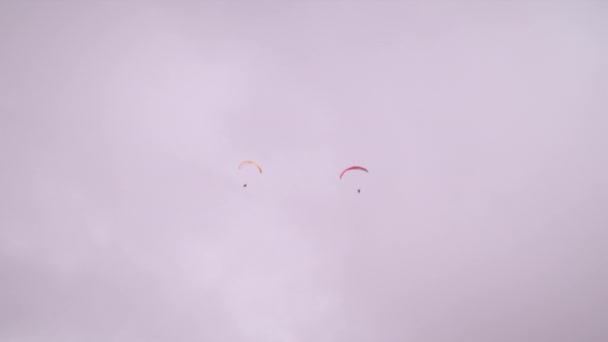 Lange Afstand Shot Van Twee Paragliders Spinnen Nauw Met Elkaar — Stockvideo