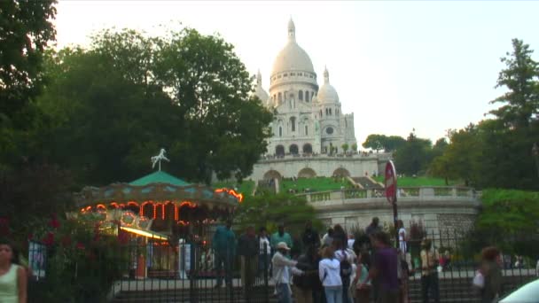 Merry Paris Com Grande Edifício Fundo — Vídeo de Stock