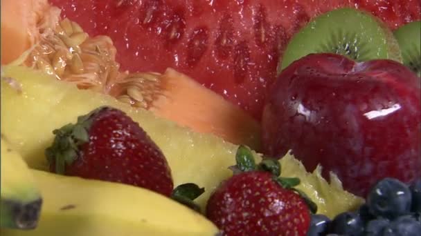 Βολή Της Ποικιλία Φρούτων Μια Περιστρεφόμενη Πλάκα — Αρχείο Βίντεο