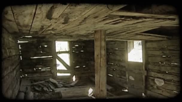 Разрушенный Интерьер Заброшенной Бревенчатой Хижины Открытым Окном Дверью Винтажный Стилизованный — стоковое видео