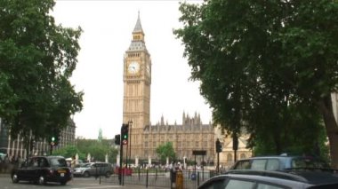 Londra, İngiltere - Ekim 2011: Görünüm Big Ben saat kulesi olarak Londra geçişte arabalar ağaçları arasında.