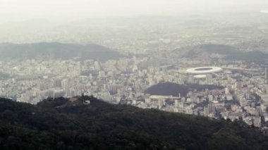 Yavaş hareket kentsel Rio de Janeiro, Brezilya, hava görüntülerini Maracan görüntülerini de dahil mi? Futbol Stadyumu ve çevreleyen dağlar. Hareketli bir helikopterden filme.