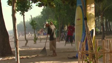 Bali, Endonezya - 2013 yaklaşık: Geniş insanlar süpürme plaj vurdu