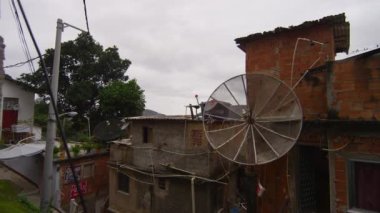 Rio De Janeiro, Brezilya - Haziran 2013: ağır çekim shot, Rio de Janeiro yüksek hızlı kamera ile çekilen bir favela içinde binaların kaydırma.