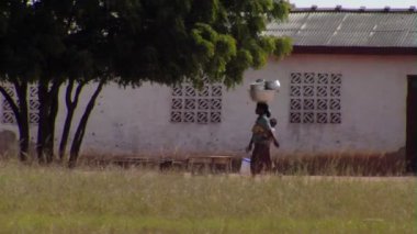 Afrika, Kenya - Ağustos 2010 yaklaşık: Geniş kadının eski bina önünde vurdu.