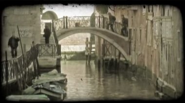 Venedik, İtalya, Mayıs 2012 : İnsanlar Venedik'te bir kanal üzerinde bir köprü üzerinde yürümek. Vintage stilize video klip.