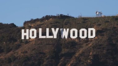 Kaliforniya'da bir yamaç üzerinde Hollywood işareti Orta atış.