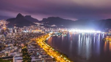 Geceleri Brezilya'nın Rio de Janeiro körfezine bakan bir dağın tepesinden kaydırma zaman atlamalı.