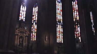 Milan, İtalya penceresinde sayesinde güneş kadar tilt ile leke cam Windows kilisede geniş çekim.