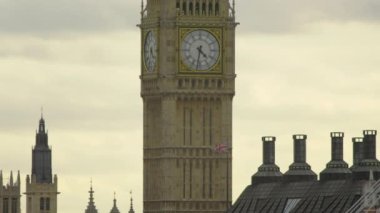 Big Ben Saat Kulesi, Londra, İngiltere, bir yukarı hareket vurdu.