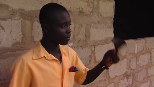 Afrika Keňa Cca Srpen 2010 Středně Zastřelil Člověka Zvoní Zvonek — Stock video