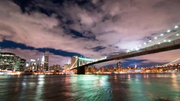 ブルックリン ブリッジとニューヨーク市のスカイラインの時間経過 ニューヨーク市で撮影 — ストック動画