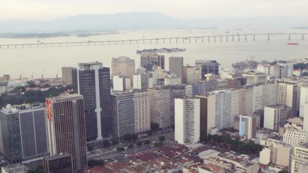 ヘリコプターから撮影したブラジルのリオ ジャネイロ都会の空中ショット — ストック動画