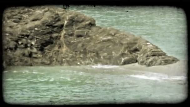 Pfanne Links Von Einem Felsen Der Einem Italienischen Strand Aus — Stockvideo