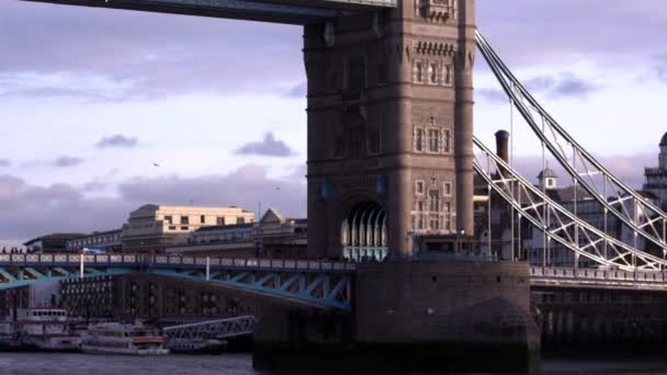 Aufwärtsschwenk Eines Der Türme Auf Der Tower Bridge London England — Stockvideo