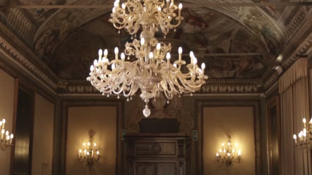 从天花板和枝形吊灯向展位与博洛尼亚 意大利的椅子倾斜下来 — 图库视频影像
