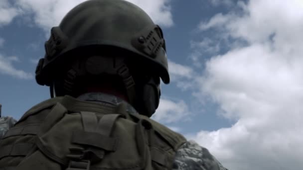 트리거아래로 기울어 박격포를로드 군인의 베레모 — 비디오