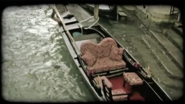 Shot Van Een Gondel Gebonden Aan Het Dock Venetië Vintage — Stockvideo