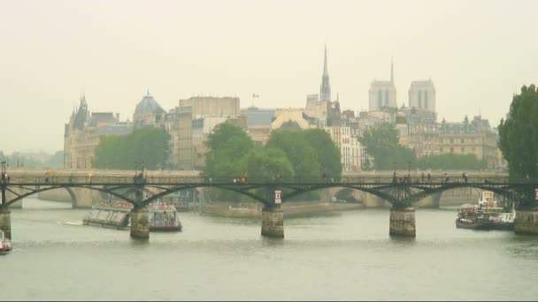 Två Färjor Enhet Broarna Floden Seine Med Paris Skyline Bakgrunden — Stockvideo