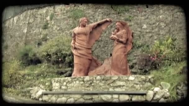 Aufnahme Einer Roten Statue Eines Mannes Und Einer Frau Italien — Stockvideo