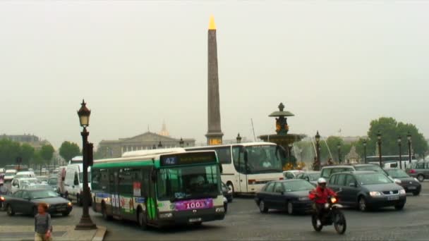 Bilar Som Kör Ett Monument Paris — Stockvideo