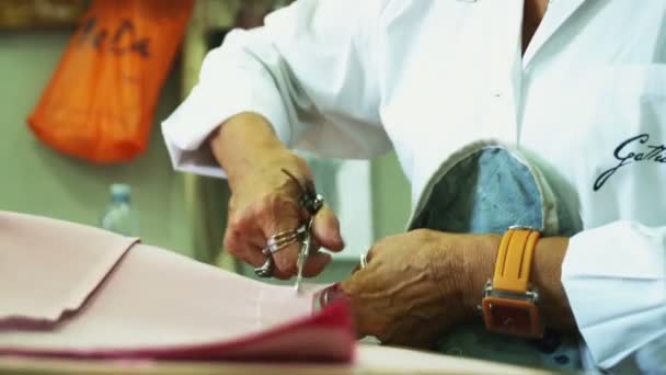 Yaşlı Bir Kadının Elleri Bez Kesme Atış Kapatın — Stok video