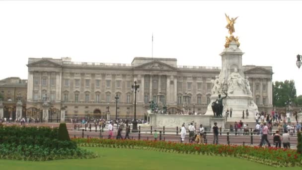 大约在 2011 白金汉宫在伦敦 英国的维多利亚女王纪念碑在视图中 — 图库视频影像