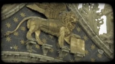 Altın Aslan bir İtalyan Binası önündeki kanatlı bir atış. Vintage stilize video klip.