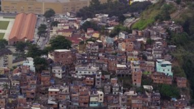 Rio de Janeiro, Brezilya bir helikopterden çekilmiş dağın üzerinde favela hava atış.
