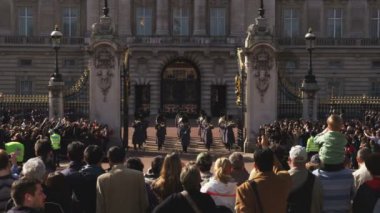 Yaklaşık Ekim, 2011 - Londra, İngiltere: Buckingham Sarayı Londra muhafiz değiştirmek orta geniş vurdu