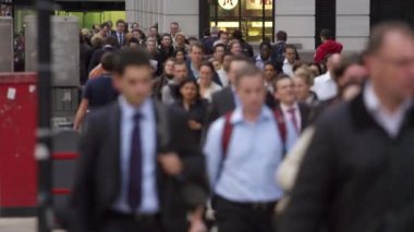 London, Büyük Britanya - 10 Ekim 2011: taşıt ve iş adamları ile dolu meşgul kaldırım