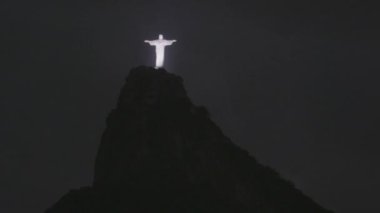 Rio De Janeiro, Brezilya - Haziran 2013: Hızlandırdı-up gece Rio de Janeiro, Brezilya için kurtarıcı Mesih'in vurdu. Heykeli yaktı ve yanıp sönen kameralar görüntüleri yakalar.
