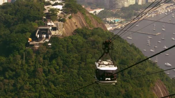 Снимок Гондолы Спускающейся Горы Рио Жанейро Бразилия — стоковое видео