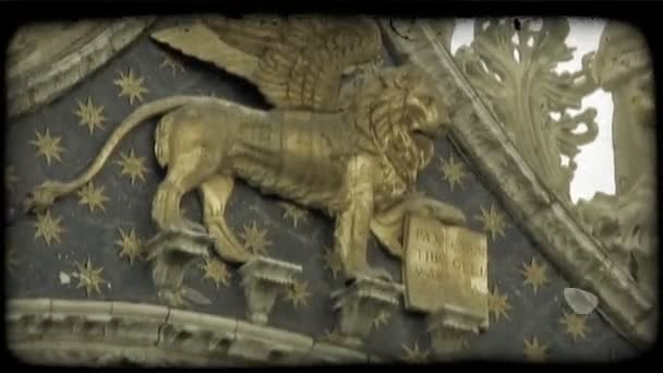 Tiro Leão Dourado Com Asas Frente Edifício Italiano Vintage Clipe — Vídeo de Stock