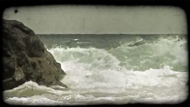 彼らは黒と茶色の岩の棚に衝突し ハワイのビーチの近くの海をかき混ぜて 強い波のクローズショット ヴィンテージ様式化ビデオクリップ — ストック動画