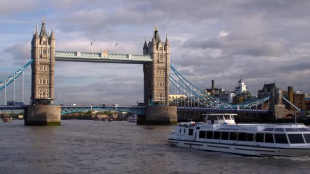 Panorering Fartyget Och Tower Bridge London England — Stockvideo