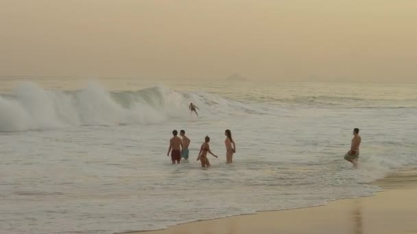 Rio Janeiro Brasilien Juni 2013 Zeitlupe Schwenkrecht Von Surfern Die — Stockvideo